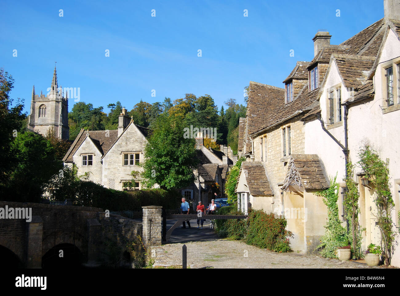 Vista villaggio mostra tessitori' Cottages, Castle Combe, Wiltshire, Inghilterra, Regno Unito Foto Stock