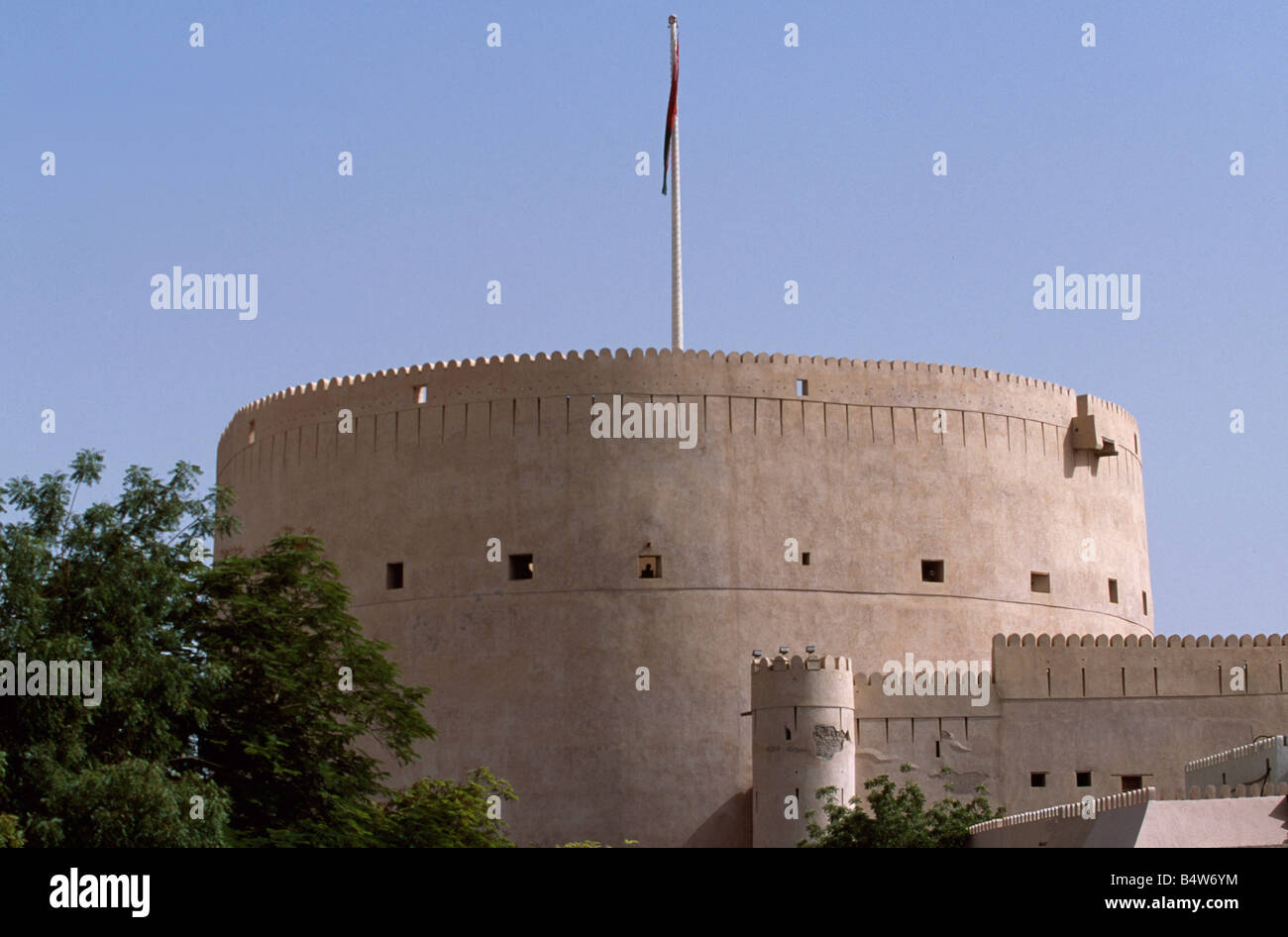 Oman, Dhakiliya, Nizwa. La massiccia torre centrale di Nizwa Fort è oltre 150 piedi alto e ha preso più di dodici anni per costruire nel tardo XVII secolo D.C. Foto Stock