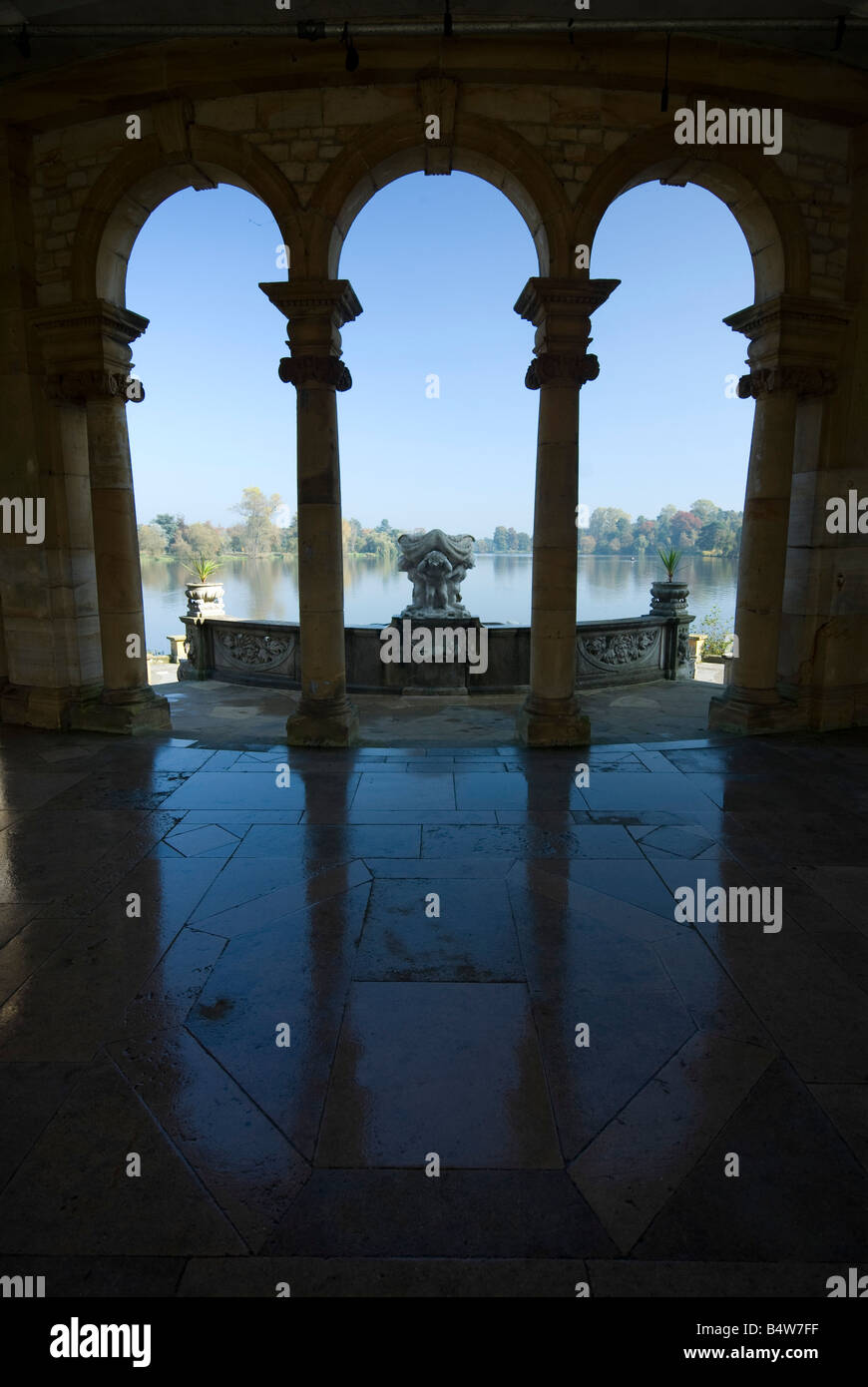 Vista dal lago teatro presso il castello di Hever, Kent, Inghilterra Foto Stock