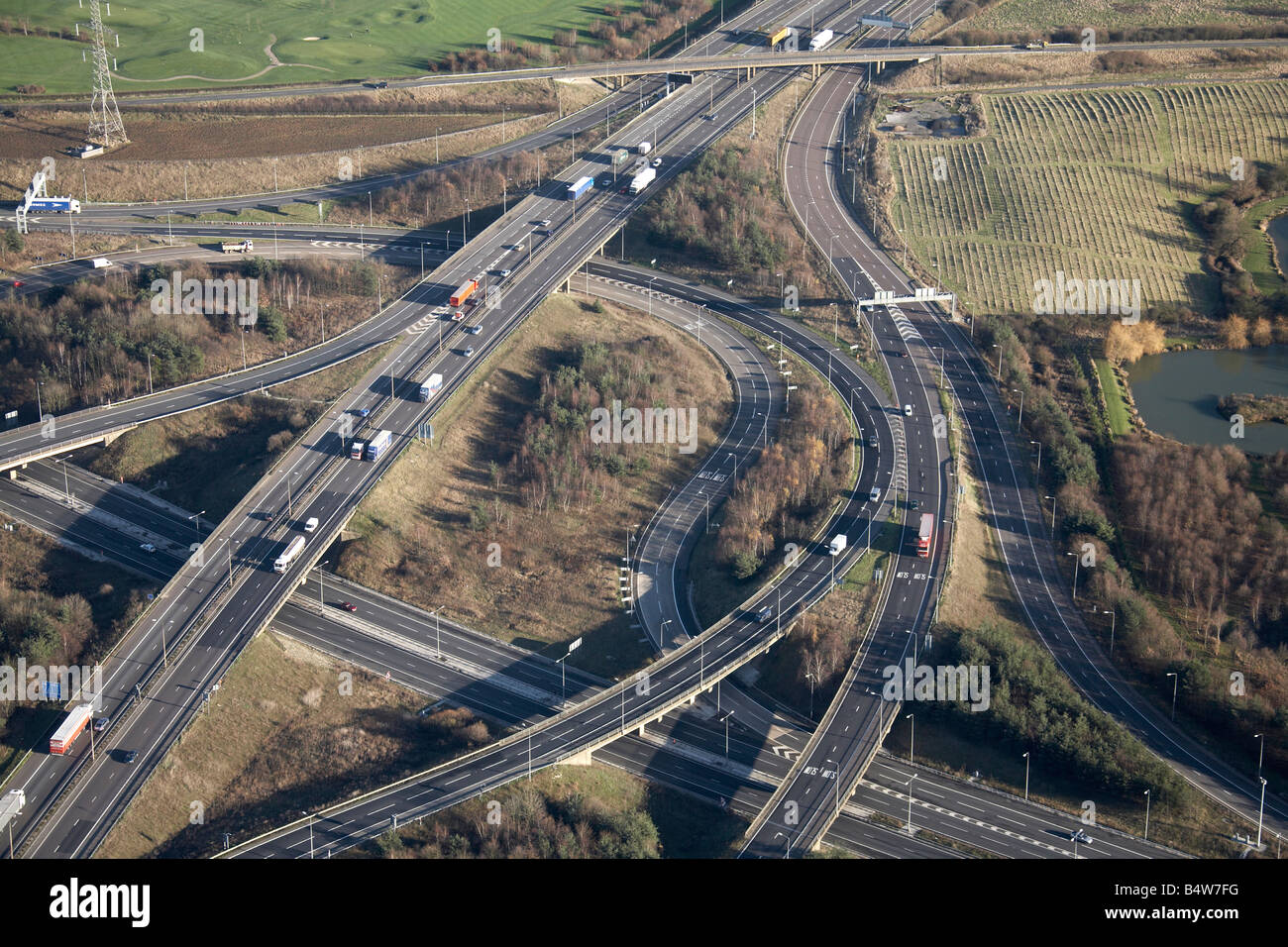 Vista aerea a est di autostrada M11 Junction 6 M25 svincolo autostradale 27 Hobbs Cross Road paese campi Garnon Theydon Essex CM16 U Foto Stock