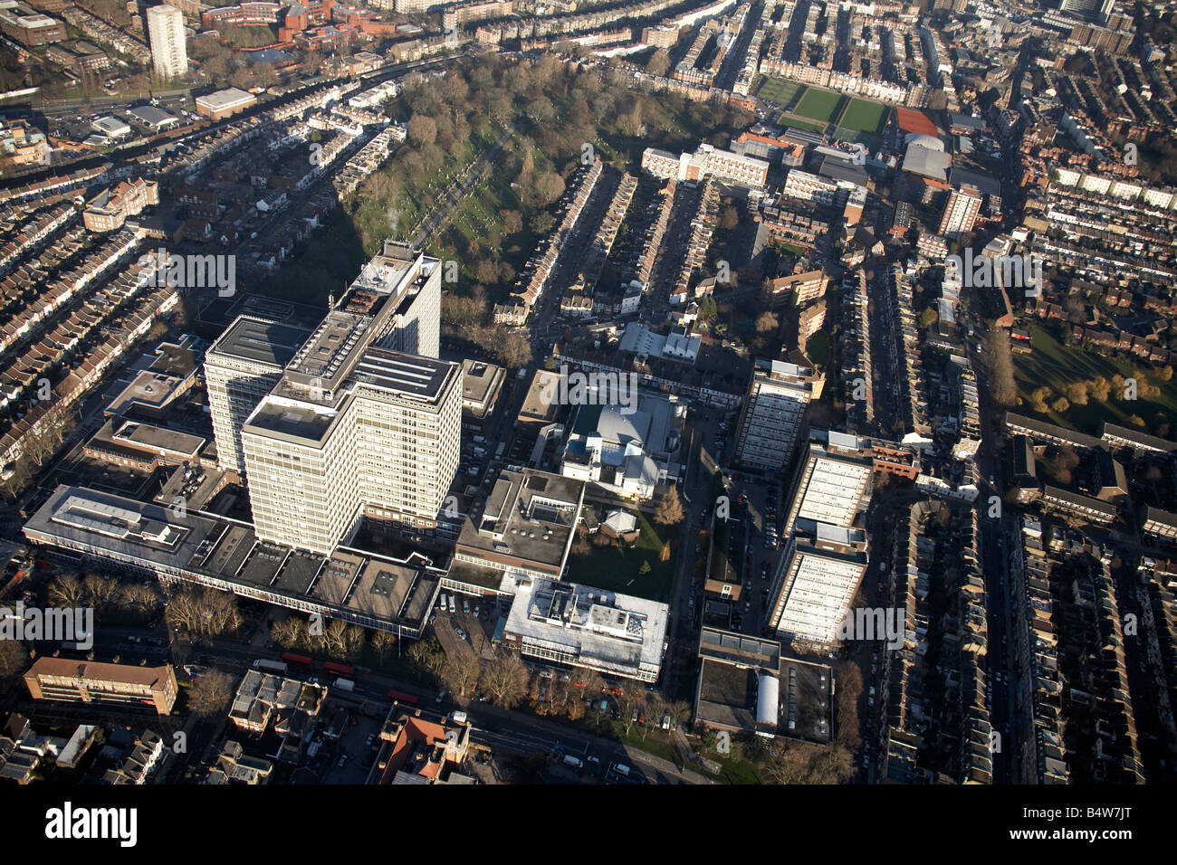 Vista aerea del nord est di Charing Cross Hospital Fulham Palace Road Hammersmith cimitero case suburbane London W6 W14 Inghilterra U Foto Stock