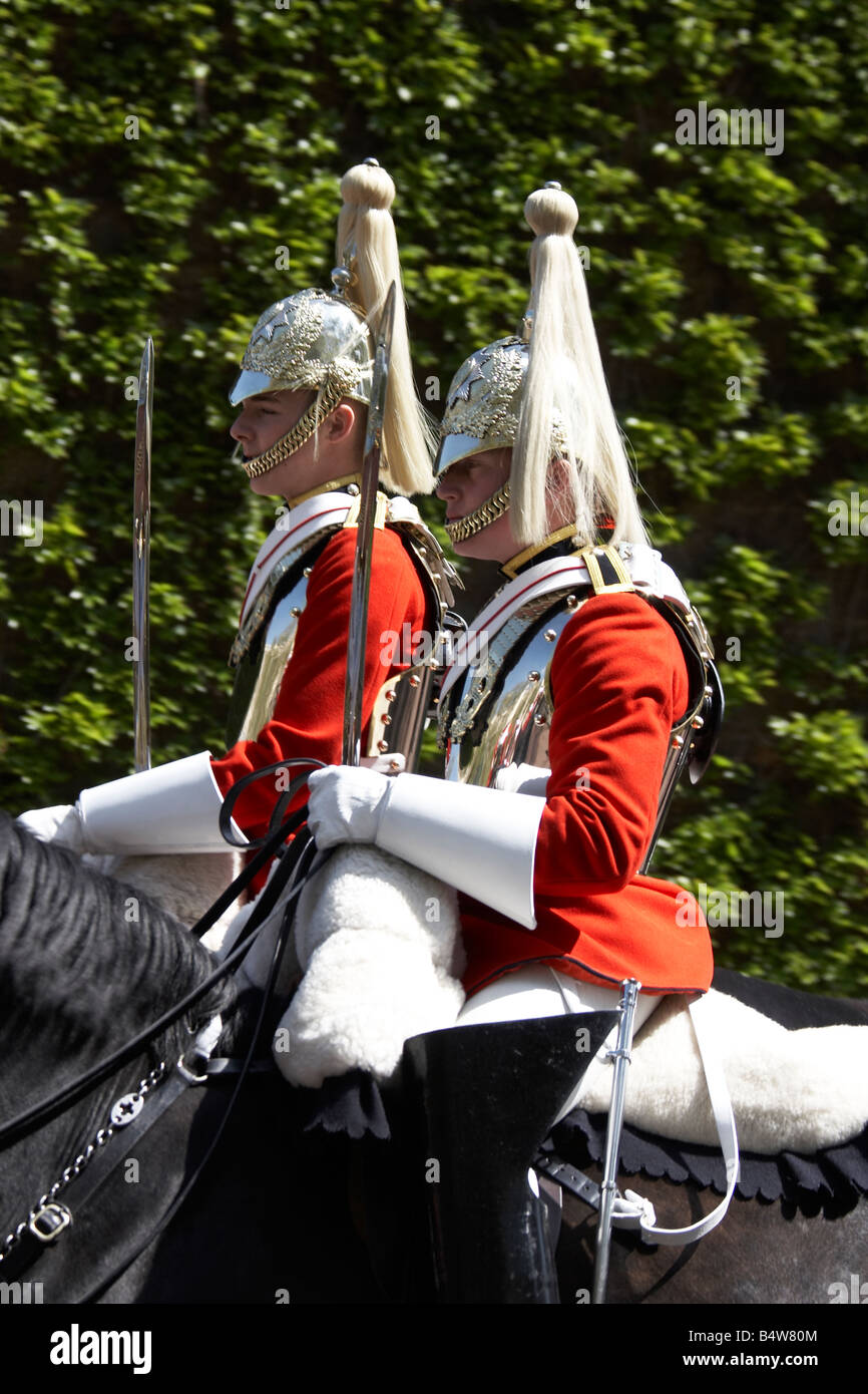 Montati due soldati di cavalleria della famiglia dalla vita delle guardie reggimento nella City of Westminster SW1 London Inghilterra England Foto Stock