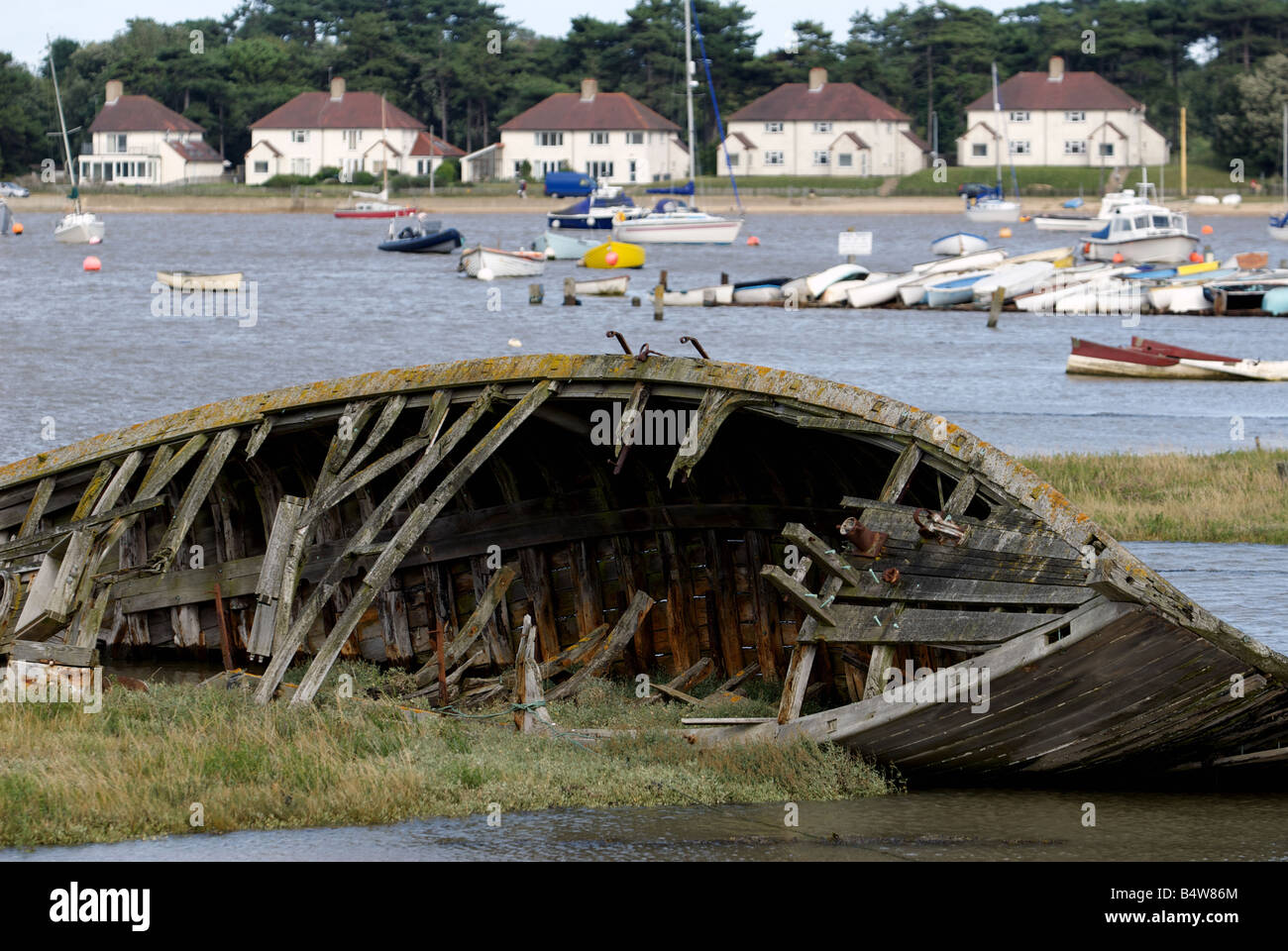 Affondata la barca di legno accanto al fiume Deben a Felixstowe Ferry, Suffolk, Regno Unito. Foto Stock
