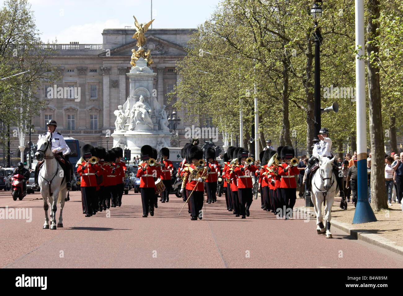 Banda Militare marching giocando a modificare la protezione nella parte anteriore del memoriale della Victoria e Buckingham Palace SW1 London Inghilterra England Foto Stock