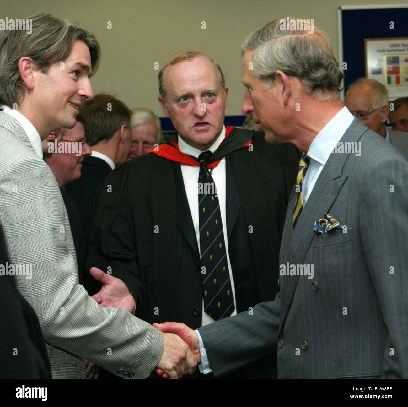 Il principe Charles visita la Chiesa di Cristo a Belfast Settembre 2003 Il dottor Michael Ridley preside RBAI introduce il Principe Carlo al personale e puplis Foto Stock