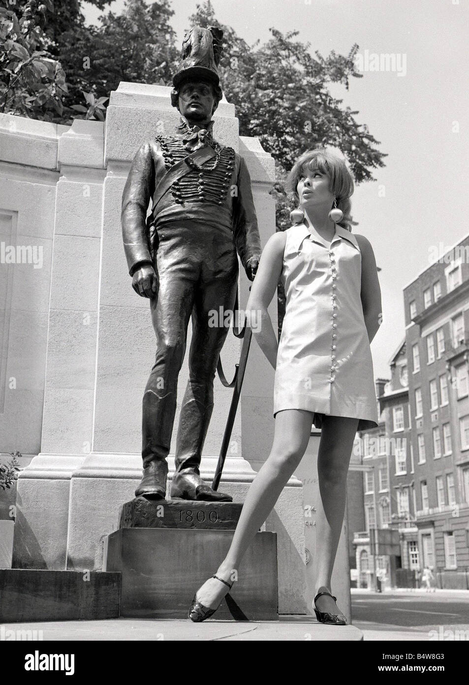 Modello Bo Bo modellazione di bianco di un pantalone vestito che diventa un mini abito in Grosvenor Crescent a Londra moda abbigliamento 1966 1960 s Giugno 1966 Mirrorpix com Foto Stock