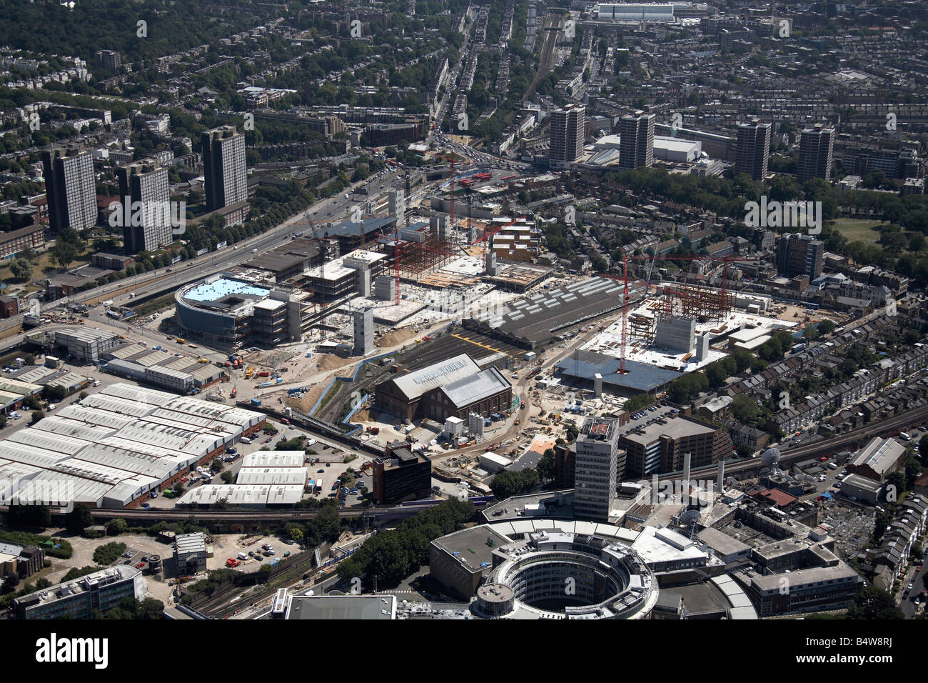 Vista aerea del sud-est del centro televisivo della BBC Wood Lane Westfield bianco per lo sviluppo della città Sito in costruzione London W12 Inghilterra REGNO UNITO Foto Stock
