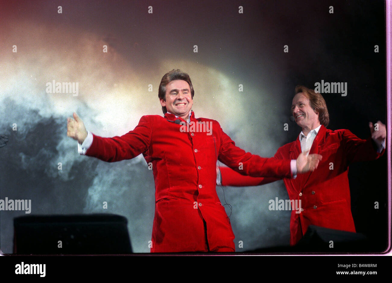 La musica pop American 60s gruppo pop il Monkees mostrato di giocare la Cardiff International Arena Davy Jones e Peter Tork a sinistra a Foto Stock