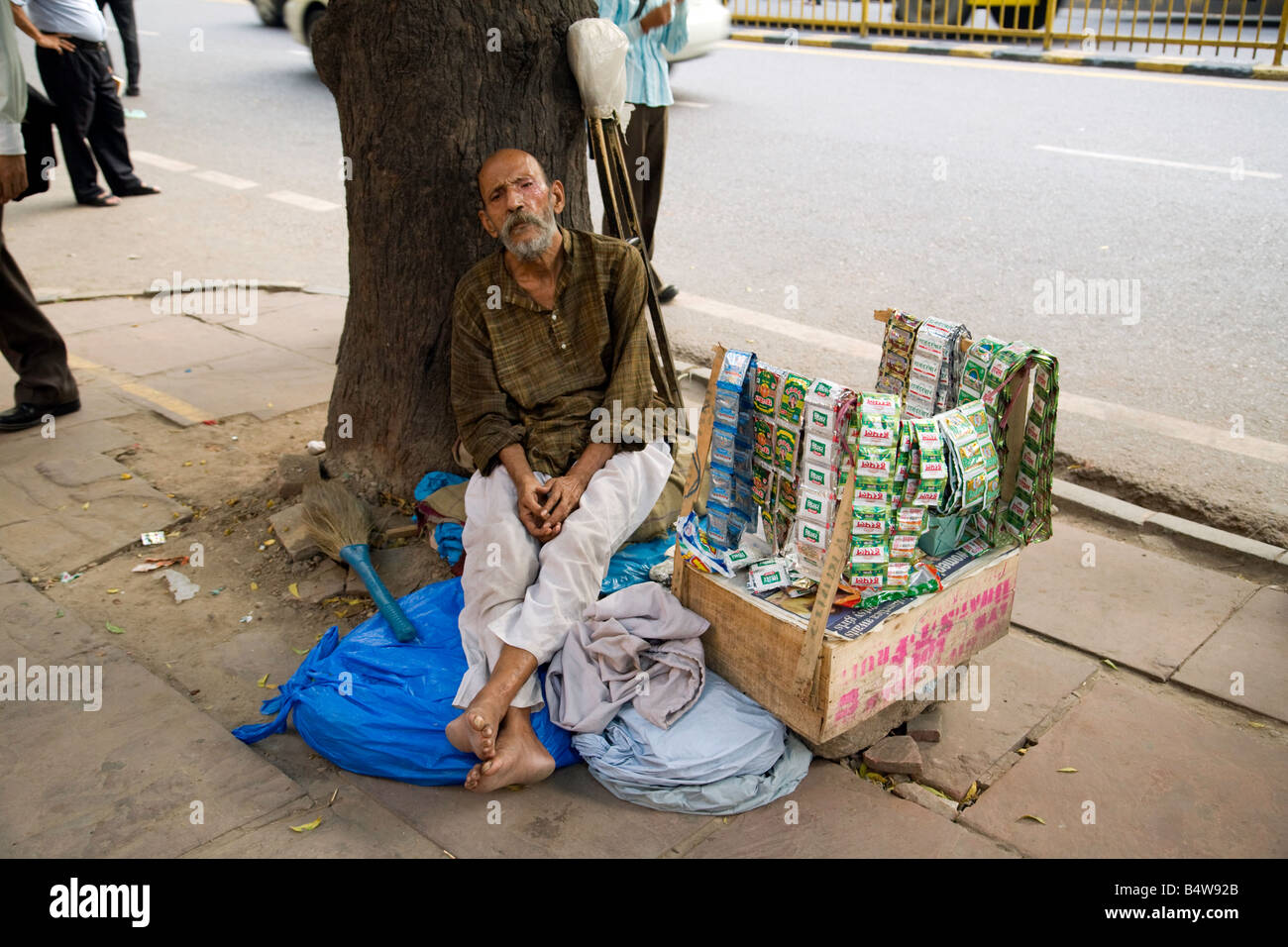 Un uomo anziano vende la sua mercanzia per le strade di New Delhi, India Foto Stock
