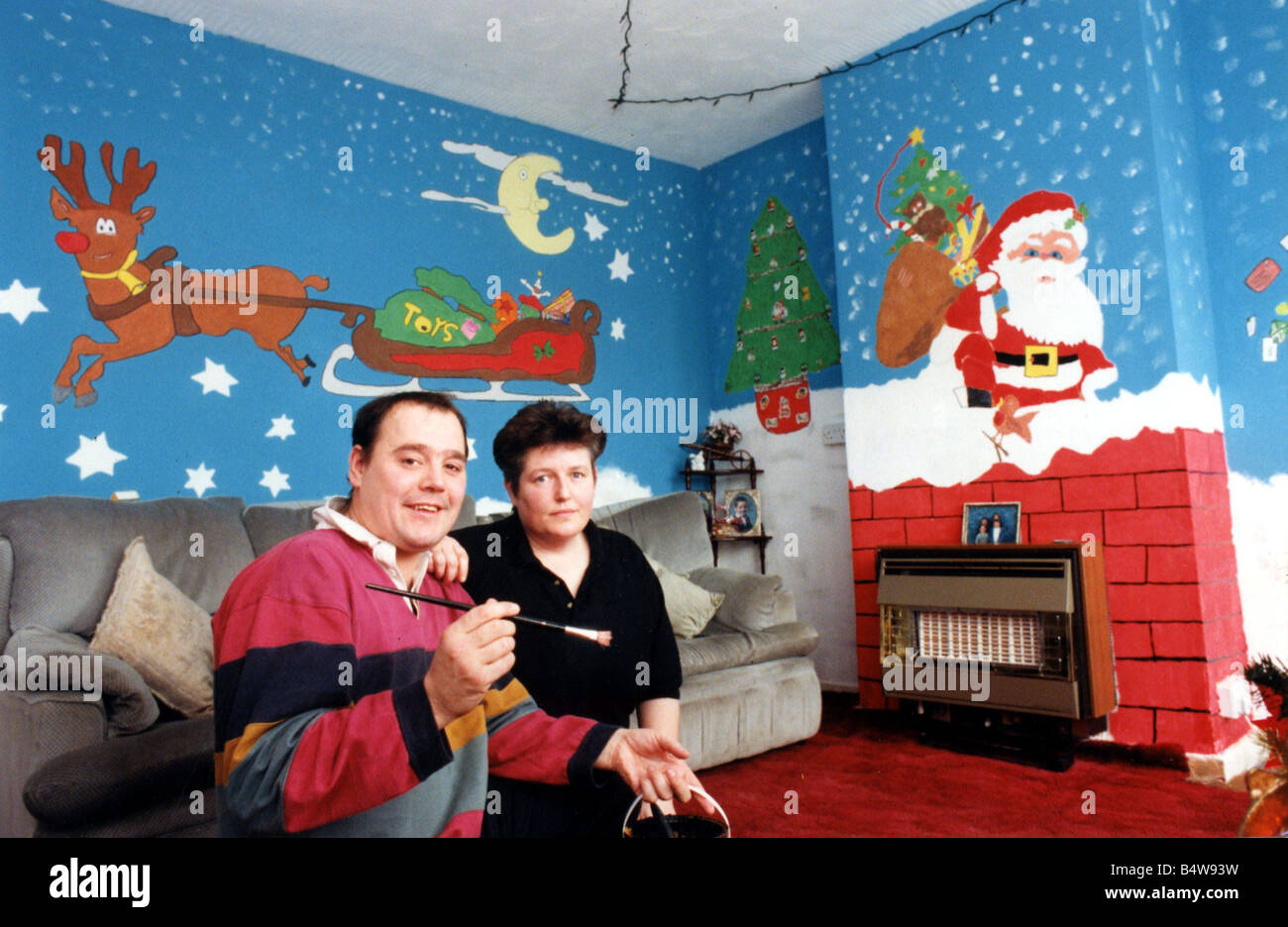 Natale Phillip e Jane Carter che ha dipinto la propria winter wonderland nel loro salotto della loro Penarth home 1 Dic 1997 Foto Stock