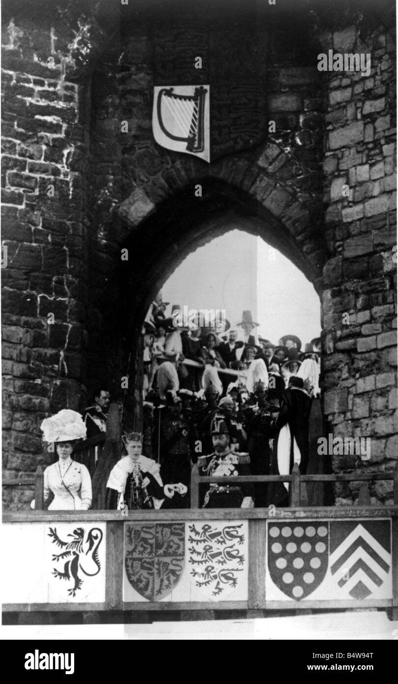 Royalty Re Giorgio V è mostrato di presentare il Principe di Galles Edward sulle fasi di Caernarvon Castle dopo la cerimonia in Foto Stock