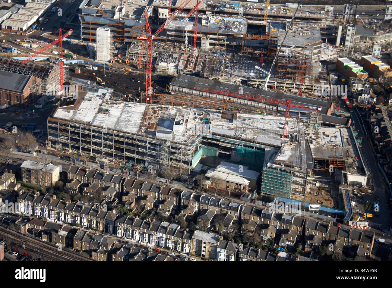 Vista aerea del nord est di Westfield Città Bianca di sviluppo del sito di costruzione suburbana di case a schiera Wood Lane London W12 REGNO UNITO Foto Stock