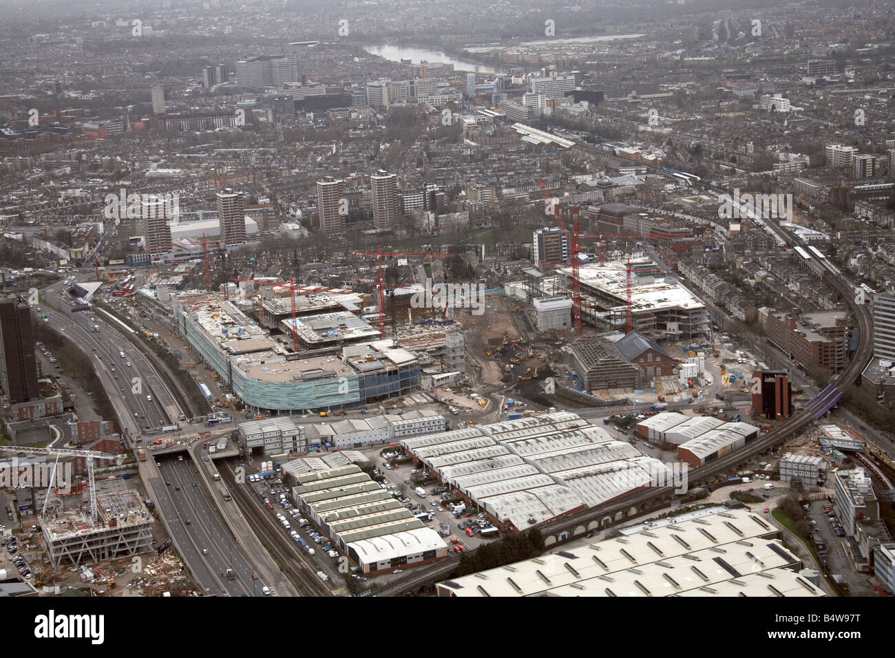 Vista aerea sud di Westfield Città Bianca di sviluppo del sito di costruzione di magazzini ovest Cross Route A3220 Wood Lane London W12 Foto Stock