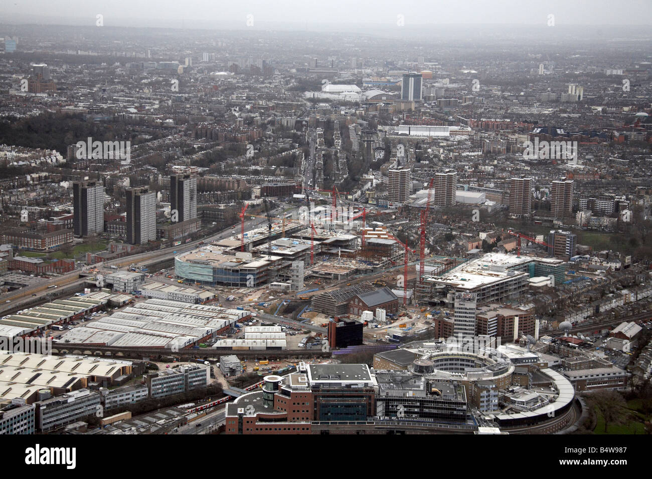 Vista aerea del sud est di Westfield bianco per lo sviluppo della città Sito in costruzione BBC Television Centre Wood Lane London W12 Inghilterra Foto Stock