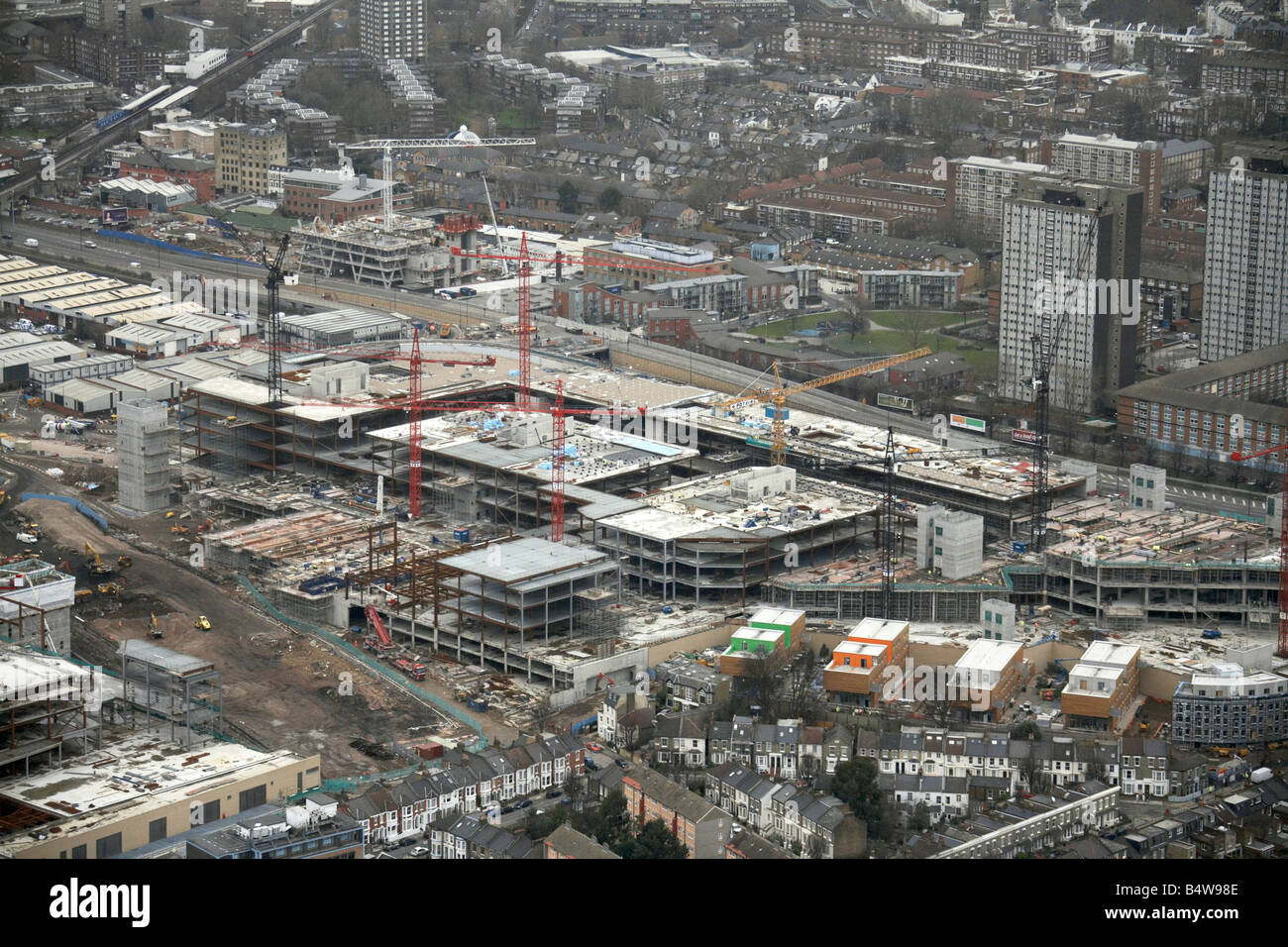 Vista aerea del nord est di Westfield Città Bianca di sviluppo del sito di costruzione case suburbane blocchi a torre London W12 W11 Inghilterra Foto Stock