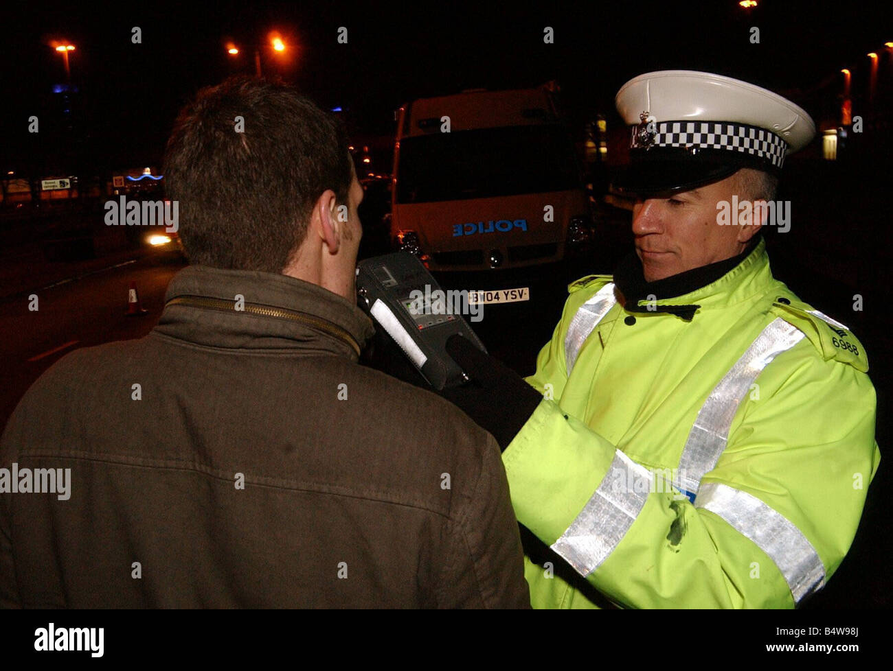 Arresto della polizia gli automobilisti per bere controlli unità Sgt Ferris Hatheson del West Midlands controlli di polizia un automobilista CT reporter Ben Griffin per mock up pic 16 Dicembre 2004 Foto Stock