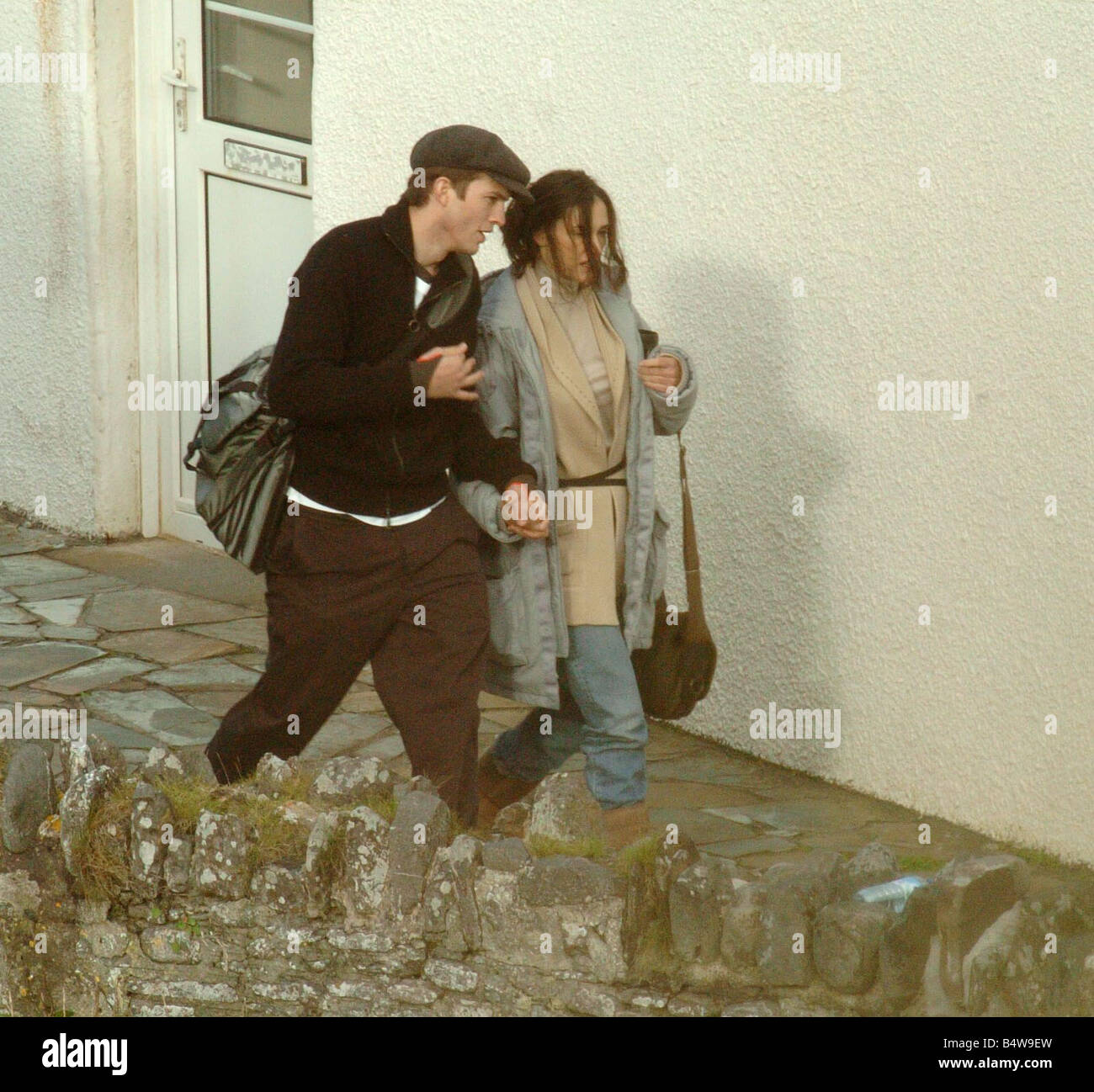 Demi Moore 41 con il fidanzato Ashton Kutcher 26 sul set del suo nuovo film di mezza luce che è attualmente in fase di girato nel piccolo borgo di Millook sulla North Cornish Coast 6 settembre 2004 attore attrice Foto Stock