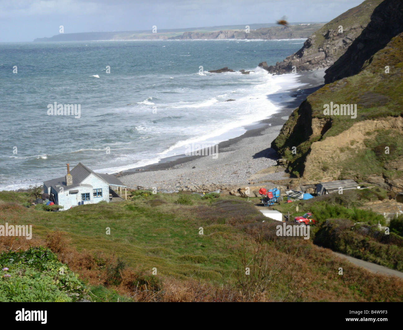 Demi Moore 41 con il fidanzato Ashton Kutcher 26 sul set del suo nuovo film di mezza luce che è attualmente in fase di girato nel piccolo borgo di Millook sulla North Cornish Coast 6 settembre 2004 attore attrice Foto Stock