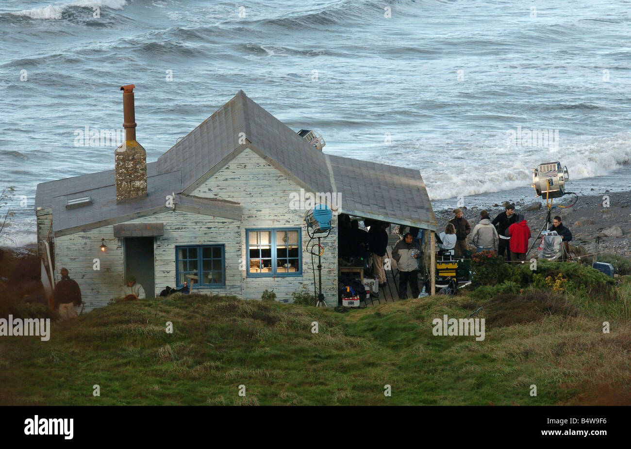 Demi Moore 41 con il fidanzato Ashton Kutcher 26 sul set del suo nuovo film di mezza luce che è attualmente in fase di girato nel piccolo borgo di Millook sulla North Cornish Coast 6 settembre 2004 attore attrice Foto Stock