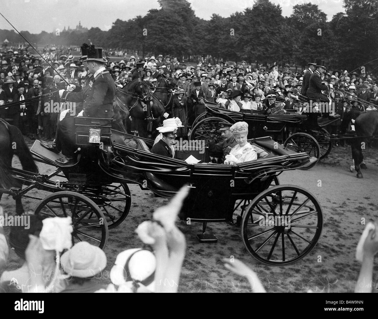 Re Giorgio V e la regina Mary visto qui in Hyde Park a guardare la gente ballare durante le celebrazioni a commerate la fine ufficiale della prima guerra mondiale 1910s Luglio 1919 specchio dDaily Foto Stock