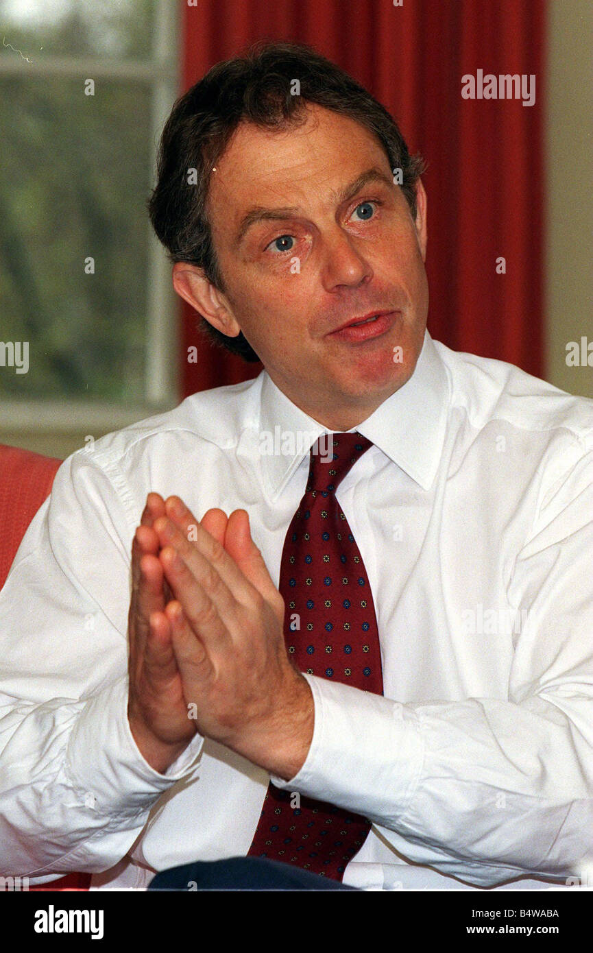 Intervista con il Primo Ministro Tony Blair Aprile 1998 il Primo Ministro Tony Blair intervista a Belfast News Letter Editor Geoff Martin al numero 10 Foto Stock
