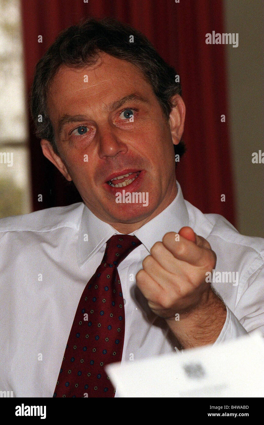 Intervista con il Primo Ministro Tony Blair Aprile 1998 il Primo Ministro Tony Blair intervista a Belfast News Letter Editor Geoff Martin al numero 10 Foto Stock