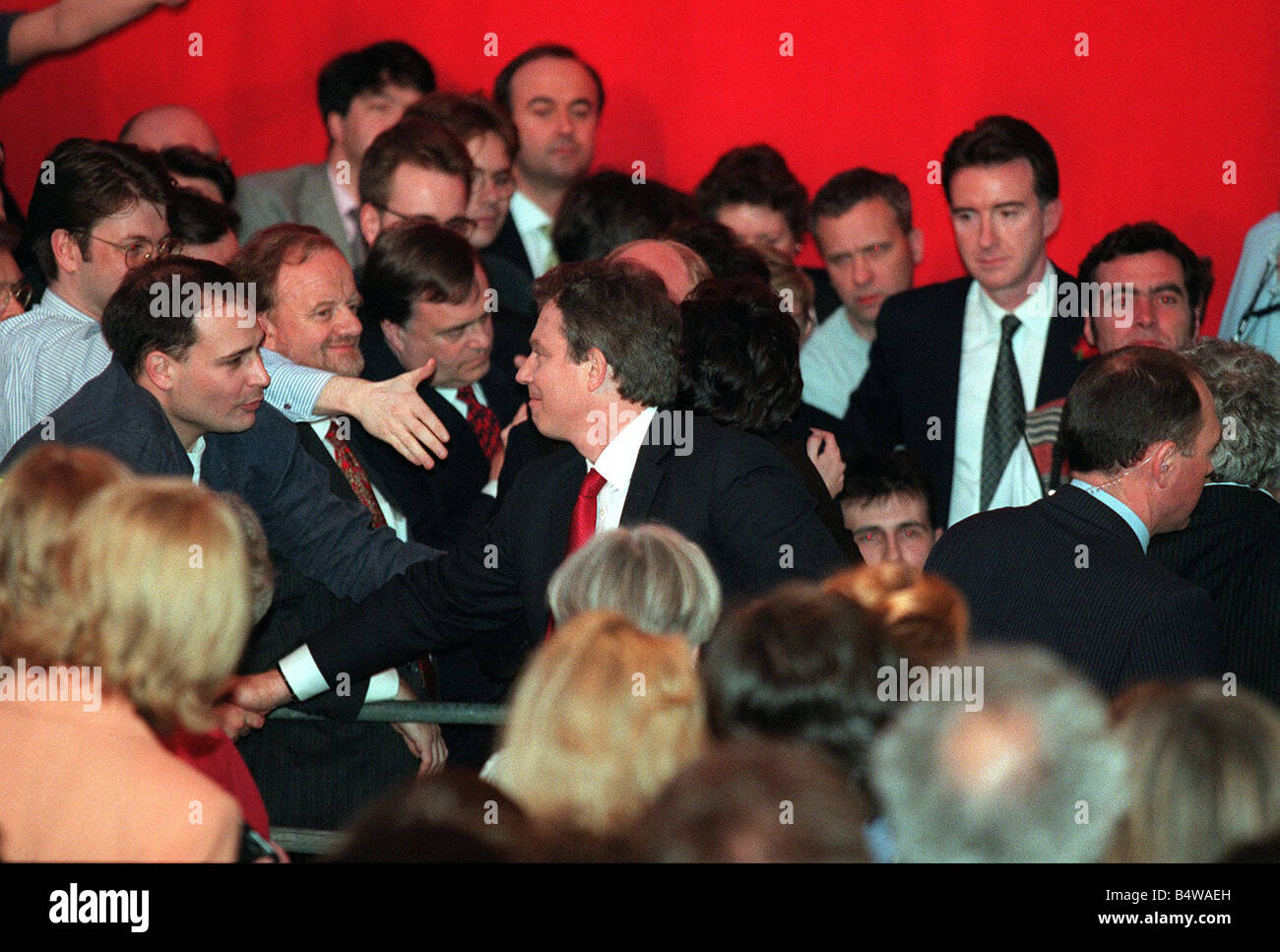 Tony Blair al Festival Hall elezioni generali 1997 Tony Blair scuote le mani con i sostenitori alla vittoria delle parti in background è Derek Draper ex aiutante di Ministro senza portafoglio Peter Mandelson Foto Stock
