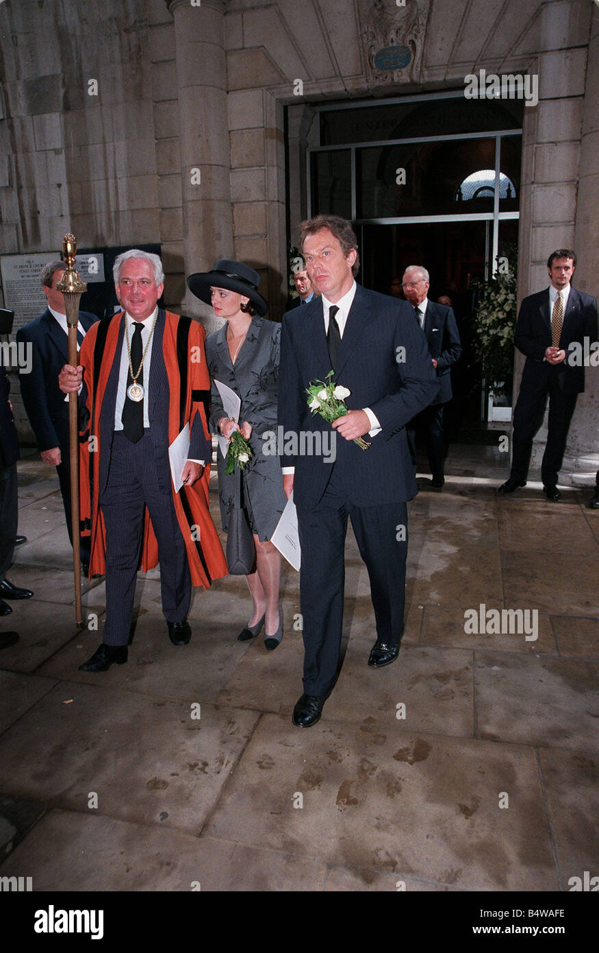 Tony Blair Primo Ministro Settembre 98 partecipato ai funerali del Signore Rothermere a St Brides chiesa con sua moglie Cherie Blair sia carring fiori Foto Stock