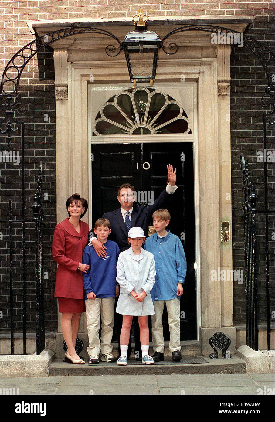 Tony Blair e Cherie Blair con la famiglia al di fuori di Downing St 1997 dopo il Partito laburista ha vinto le elezioni generali di maggio 1997 Foto Stock