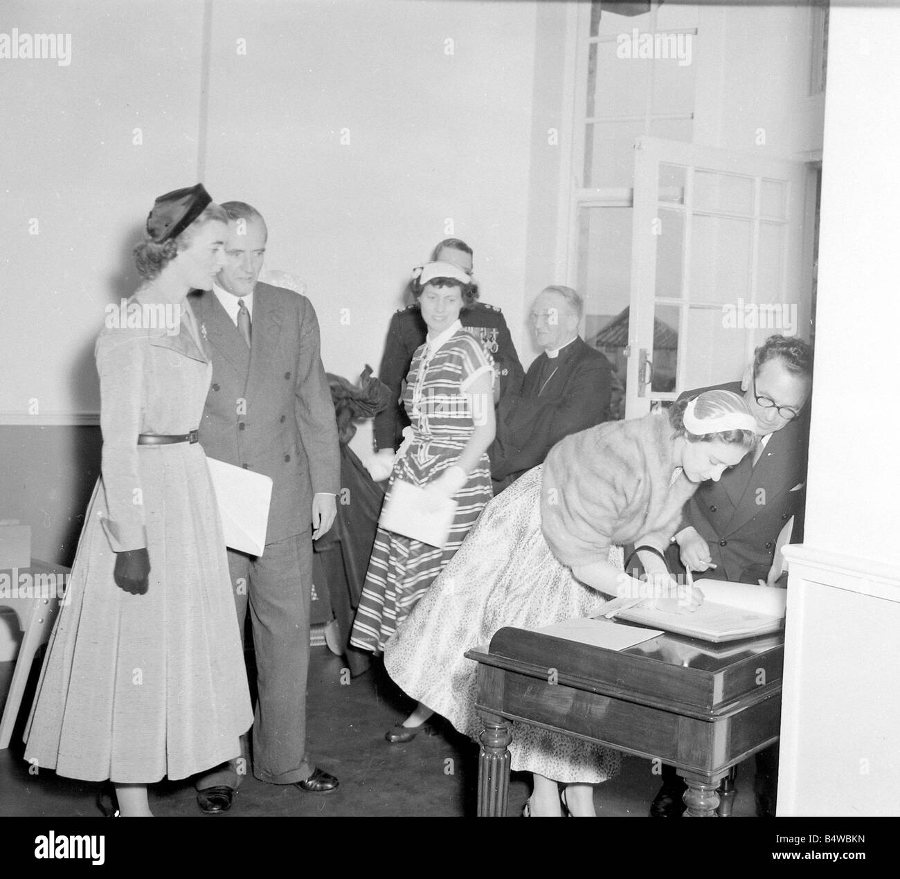 La principessa Margaret visto qui Firma il libro degli ospiti durante una visita alla Casa del Sole di Southerndown, Glamorgan;Luglio 1954;Neg. Foto Stock
