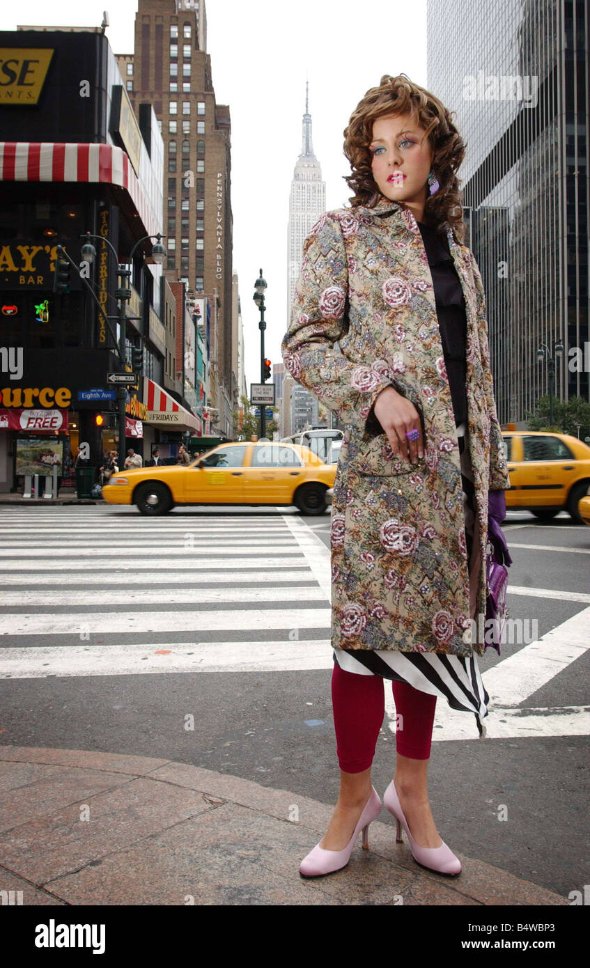 New York Fashion shoot Ottobre 2003 volto di vitale importanza 2003 vincitore Nicola Mackay indossare top nero e bordato brocade cappotto e rosa collant footless modello Foto Stock