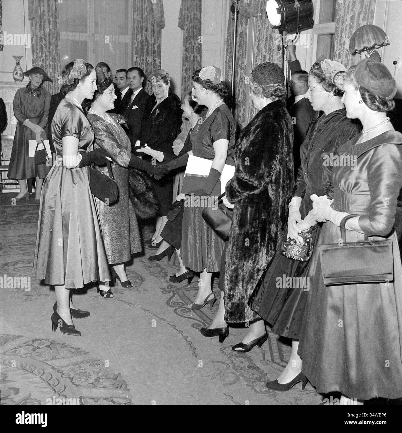 La regina madre visto qui al salone di abbigliamento designer Hardy Amies a seguito di una sfilata di moda, ella è stata accompagnata dalla principessa Margaret ;Dicembre 1954;RI8668; Foto Stock