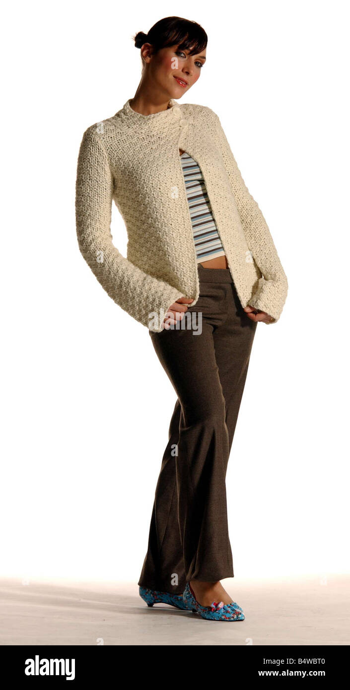 Paese di moda ispirato Ottobre 2003 Paese ispirato Fashion Pantaloni marrone crema cardigan sette giorni Magazine Paese di moda ispirato sette giorni Magazine Foto Stock