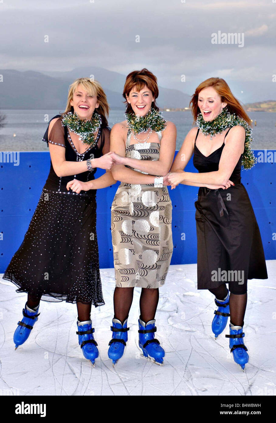 River City fashion shoot Dicembre 2003 a Loch Lomond Shores con attrici L R Allison McKenzie Morag Calder e Jenni Keenan attrice verde blu pattini da ghiaccio Foto Stock