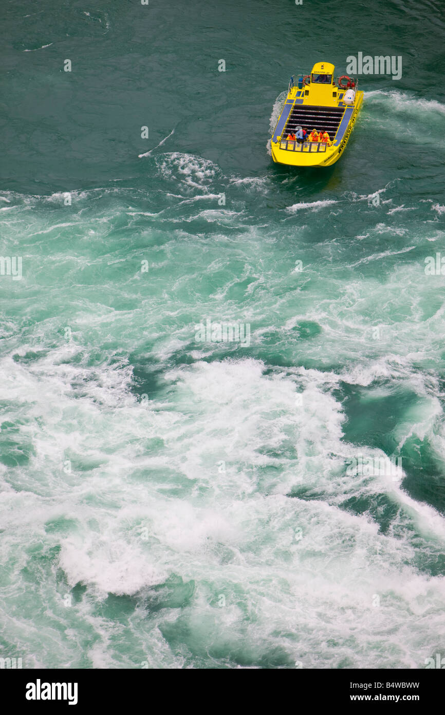 Getto idromassaggio con passeggeri presso la vasca idromassaggio rapide del fiume Niagara giù ruscello dalle famose Cascate del Niagara Foto Stock