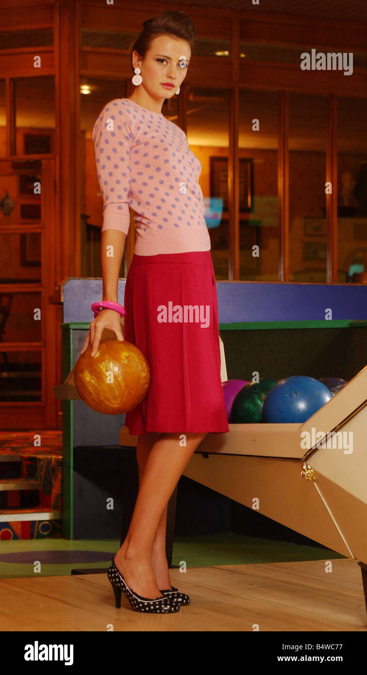 Bowling moda Ottobre 2003 modello Lucy Holt indossando rosa polka dot ponticello mantello di colore rosa e bianco nero polka dot scarpe da bowling palle da bowling anni cinquanta 1950 anni cinquanta Foto Stock