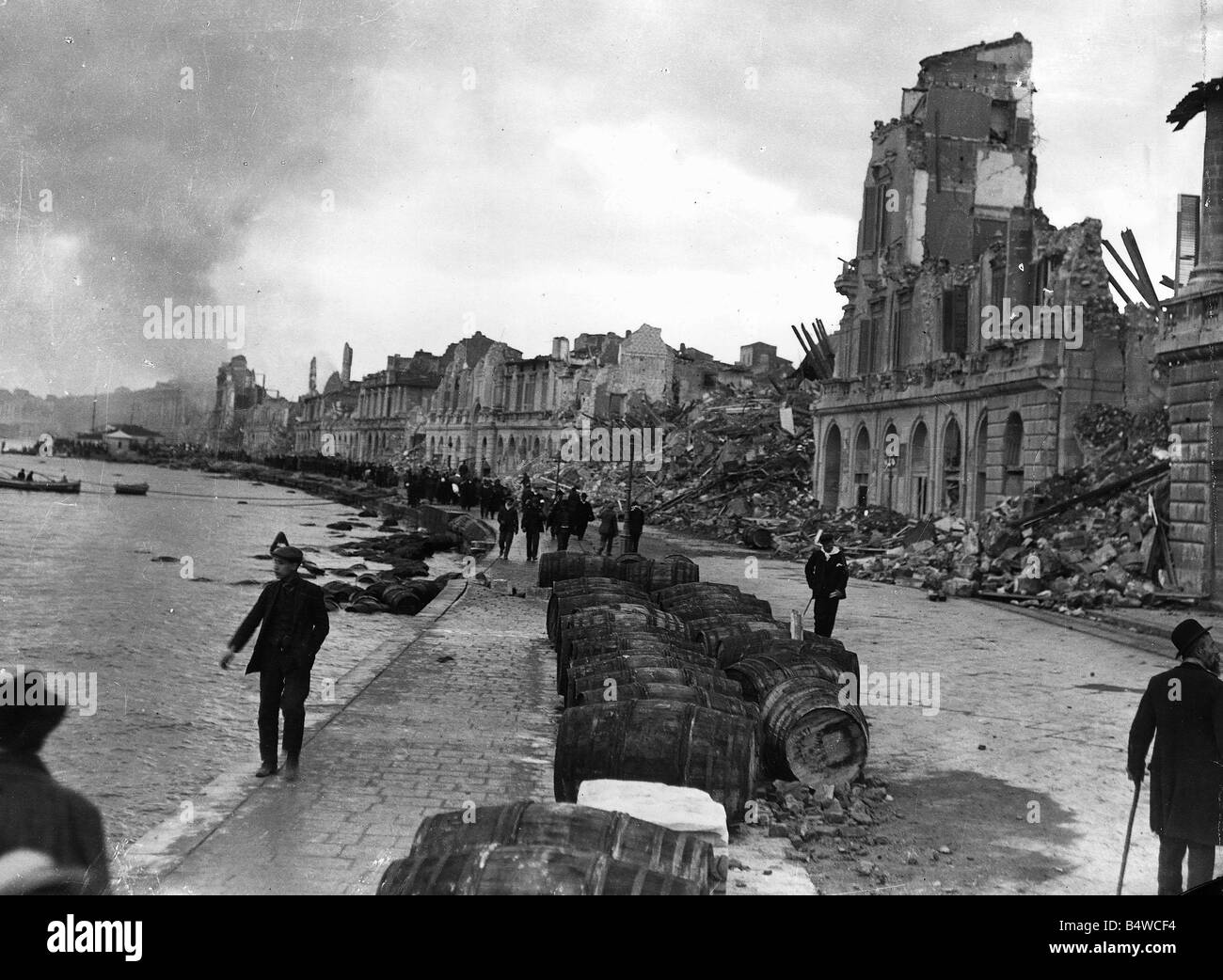 Terremoto distruzione sul lungomare di Messina nel 1909 Foto Stock