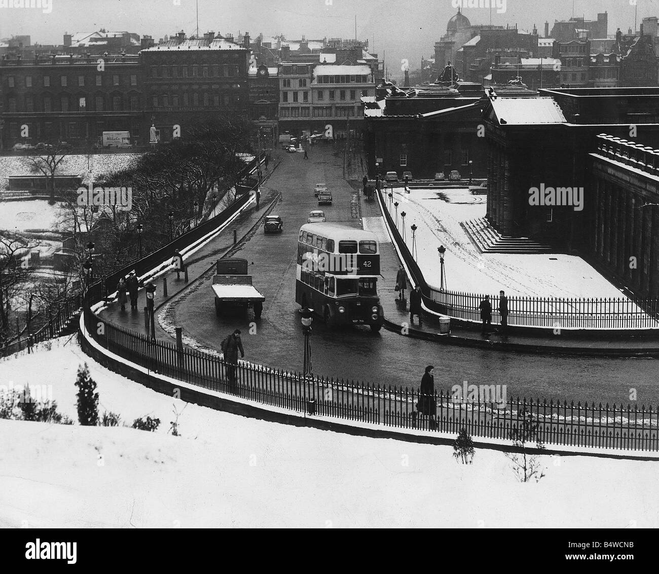 Il tumulo Edinburgo dove la nuova strada sotto la superficie del sistema di riscaldamento è stato salutato un successo come il resto della città le strade erano snowbound 1960 Foto Stock