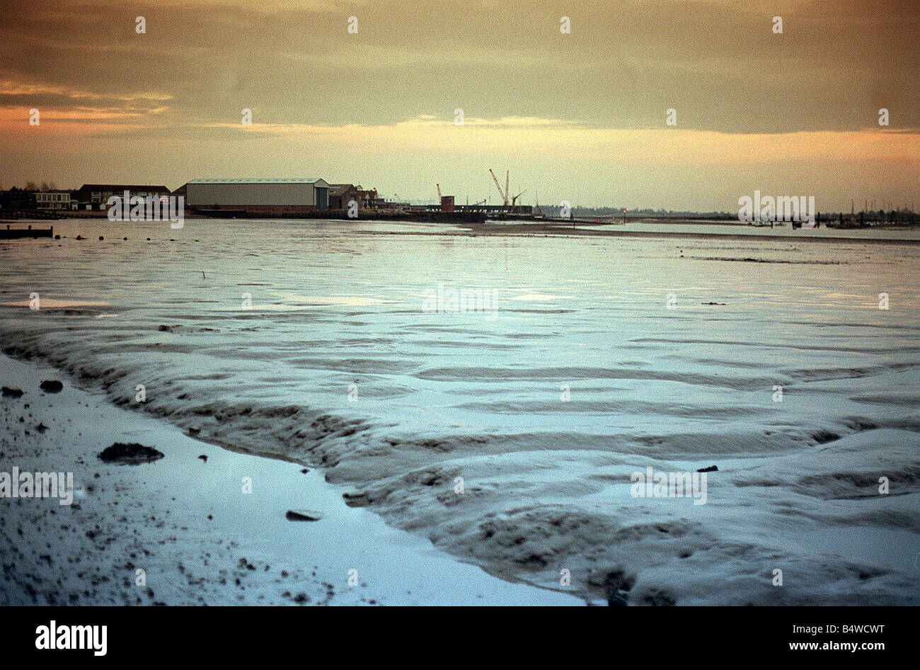 Scena invernale a Brightlingsea Essex riva del mare Foto Stock