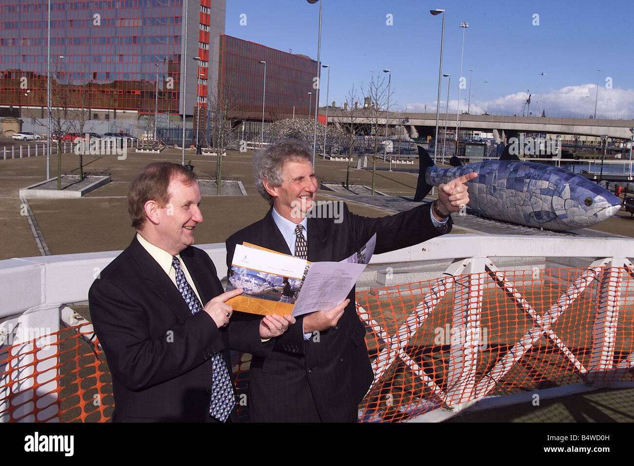 Donegall Quay Development Marzo 2001 Maurice Morrow e presidente di Laganside Tony Hopkins un piccolo nocciolo di terra è destinata a diventare una nuova attrazione con la sempre mutevole paesaggio Laganside Donegall Quay nelle vicinanze del Belfast City Centre è innescato per attirare l'interesse dei maggiori sviluppatori Foto Stock