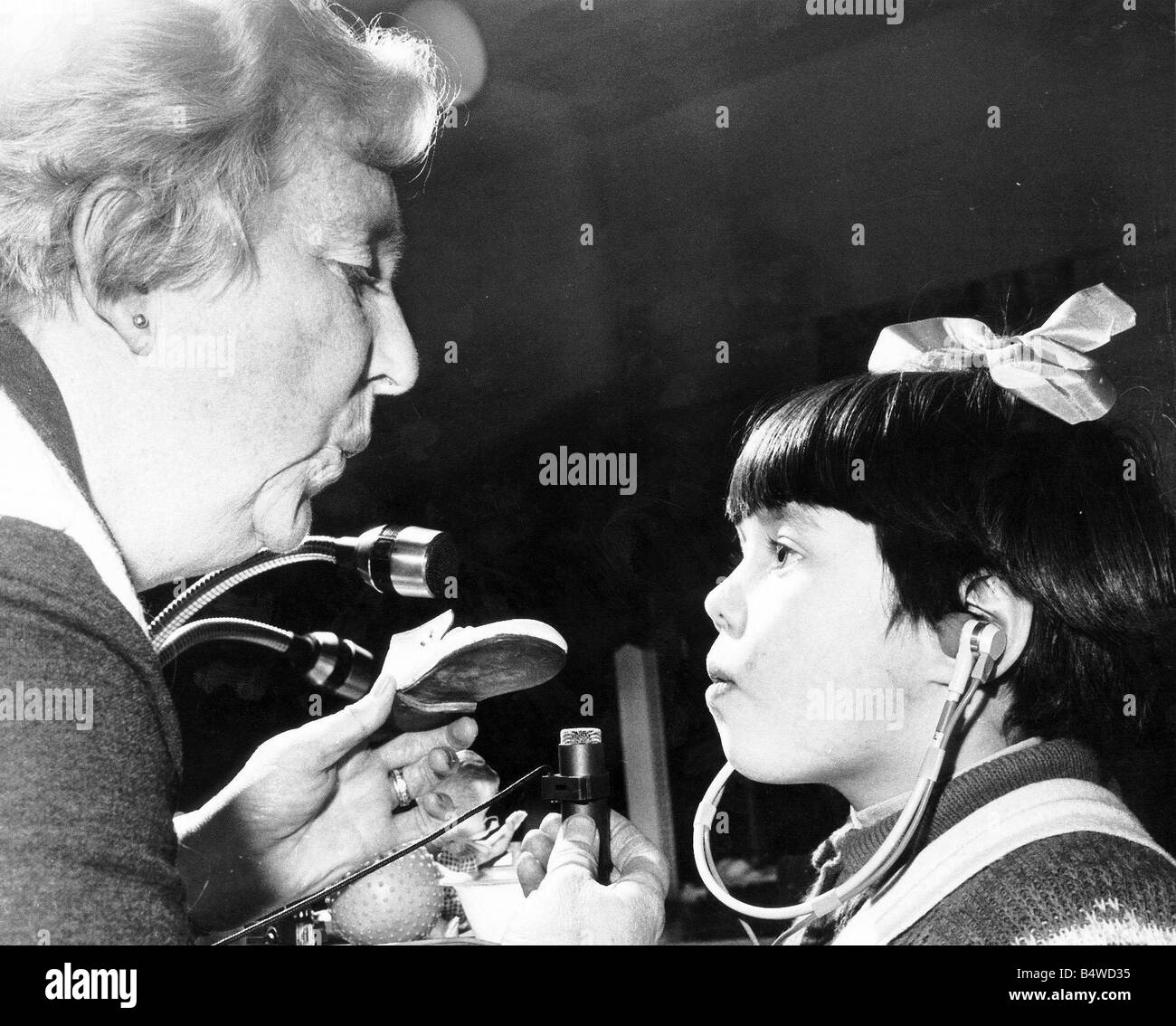 Sordo e Muto Hearing Aid Nov 1969 la signora Mary Orr parla in un microfono  4 anni Patricia Cunningham che è molto sordi si ripete la parola che  raccoglie nel suo auricolare