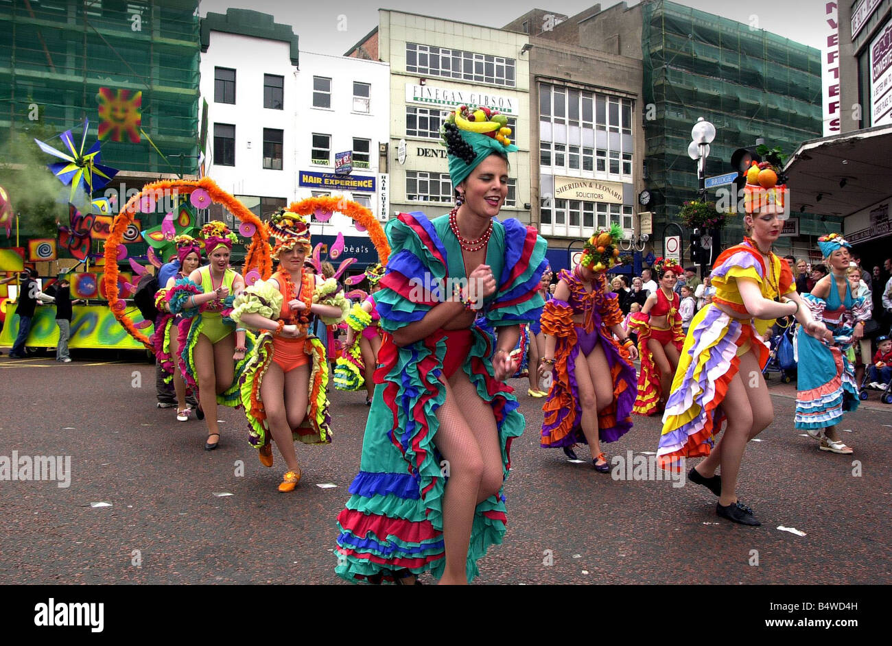 Il carnevale di Belfast in Irlanda del Nord il giugno 2002 Ballando per le strade di Belfast Foto Stock