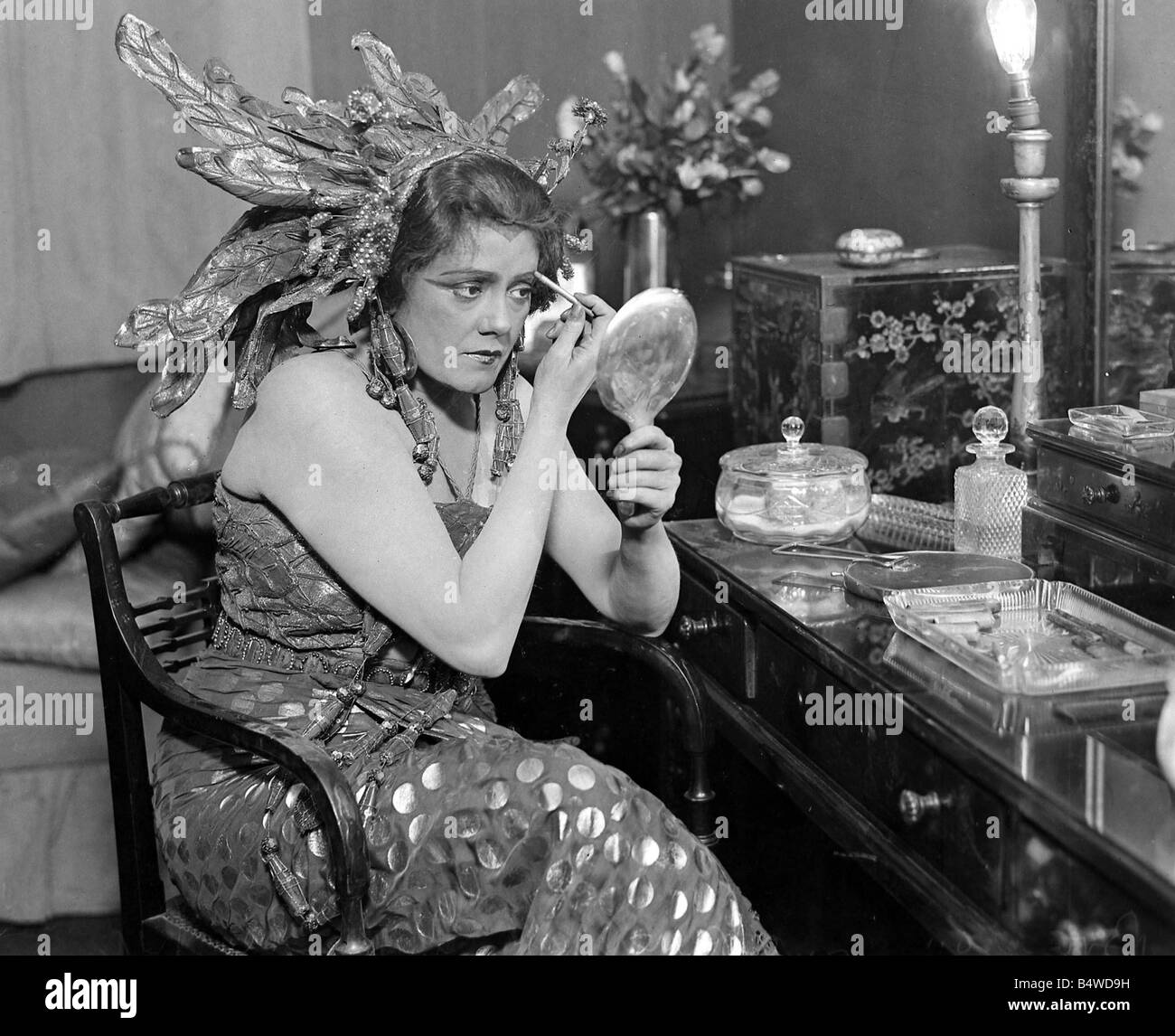 L'attrice Lily Brayton visto qui nel suo camerino che compongono per il ruolo di Chu Chu Chow 1910s Ottobre 1919 Daily Mirror Foto Stock