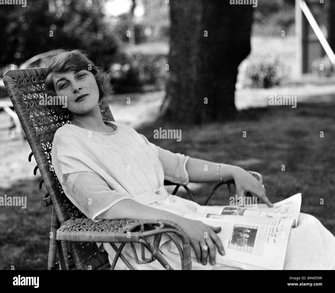 Attrice e socialite Isobel Epsom visto qui il relax nel giardino di circa 1919 Foto Stock