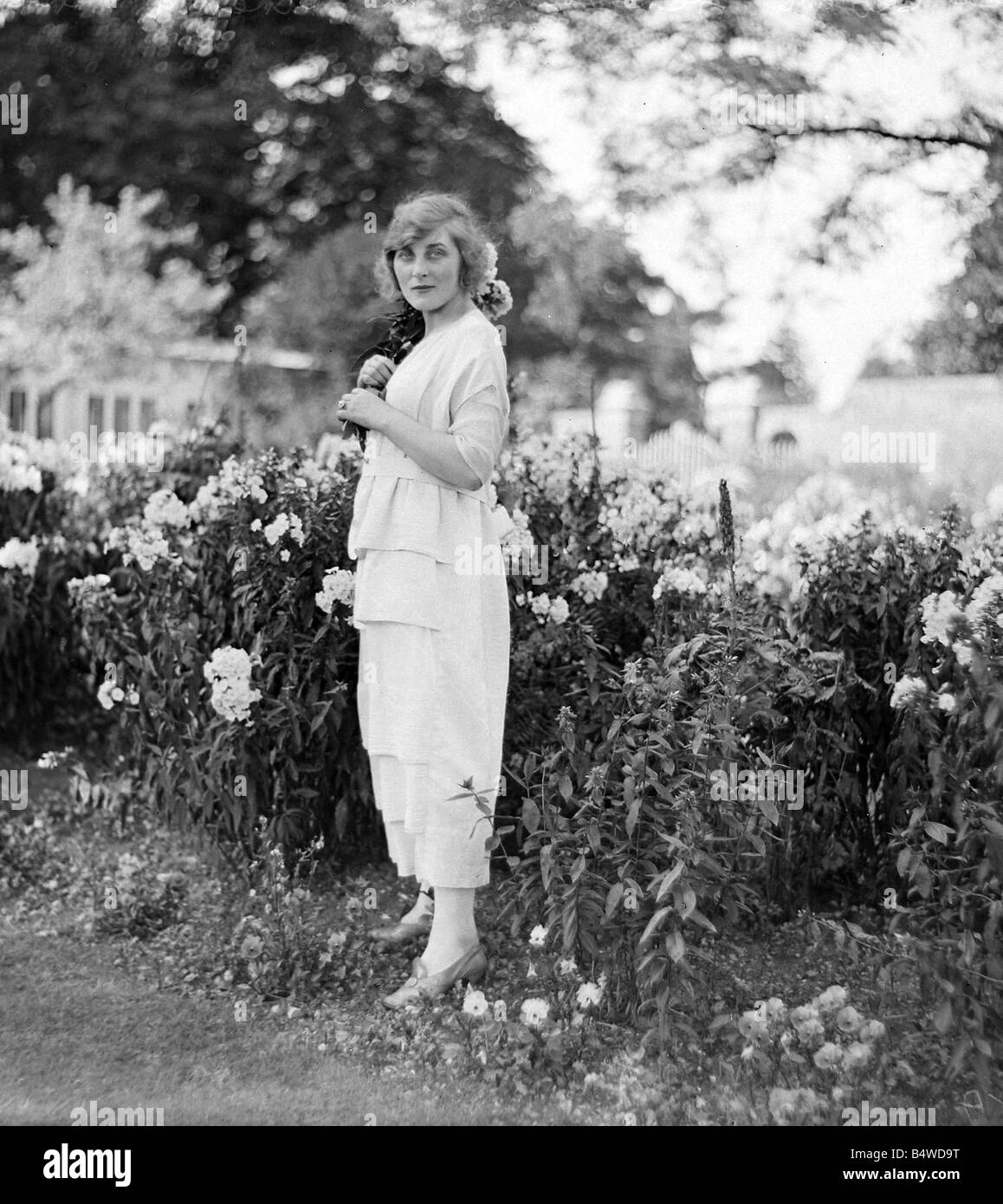 Attrice e socialite Isobel Epsom visto qui il relax nel giardino di circa 1919 Foto Stock