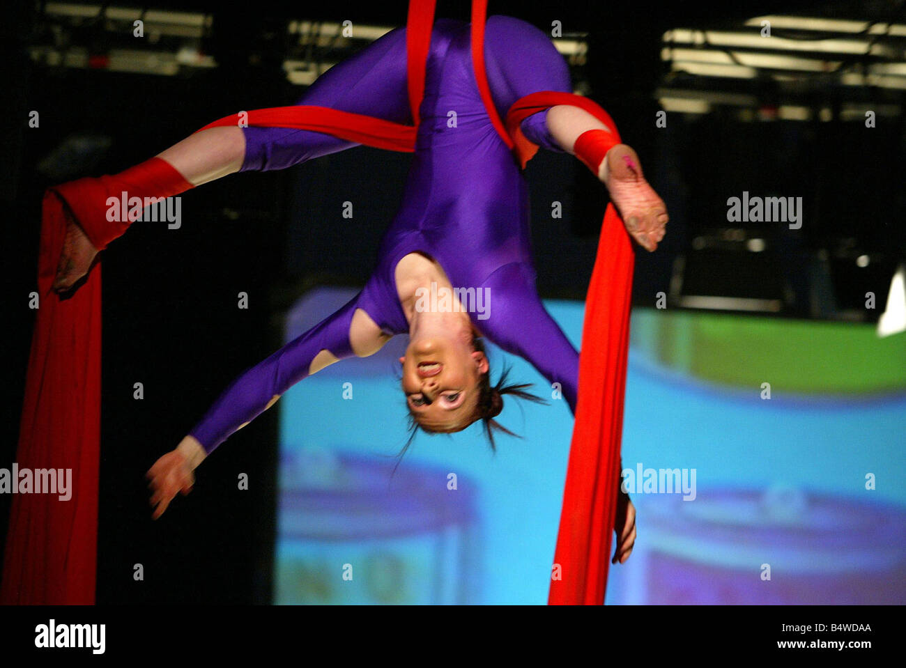 BIFHE Fashion Show Ikandi al Waterfront Hall Aprile 2003 Antina boschi da Belfast Scuola del Circo di eseguire una danza di seta al Ikandi BIFHE Sfilata di moda Foto Stock