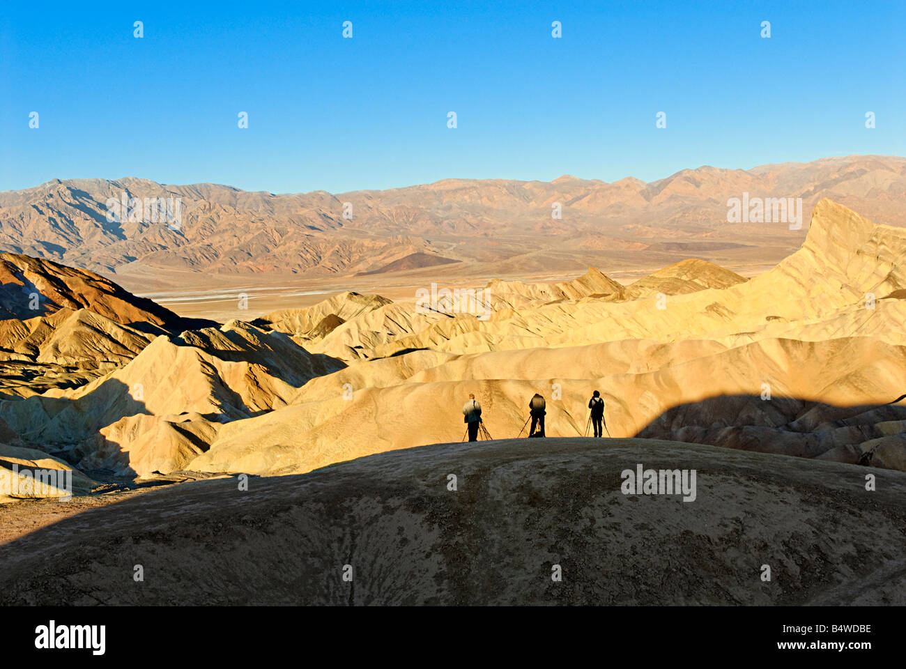 Tre fotografi di prendere il tiro perfetto di sunrise a Zabriskie Point nel Parco Nazionale della Valle della Morte in California. Foto Stock