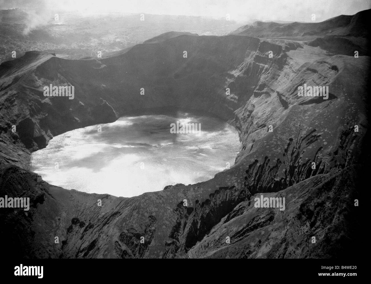 Il lago nel cratere del vulcano del Monte Soufriere in St Vincent paesaggio vulcanico natura vulcani montagne 1968 1960s Foto Stock