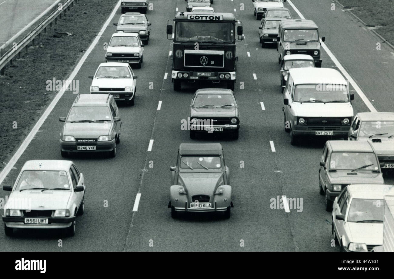 Il traffico al bivio 16 della M1 trasporto automobili Ford Escort 2CV Ford Transit Van Fiat Panda Vauxhall Astra Datsun Nissan Cherry Foto Stock