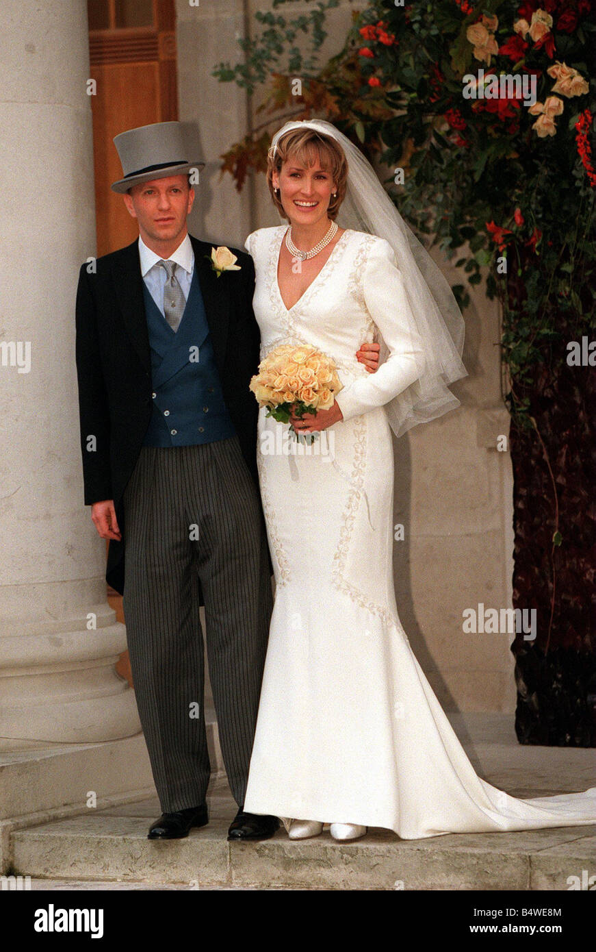 Santa Palmer Tomkinson s wedding Ottobre 1998 Simon Sebag Montiefore e Santa Palmer Tomkinson lasciare la sinagoga Liberale a Londra in seguito le loro nozze il Principe Carlo ha partecipato al matrimonio descritto come la società il matrimonio di anno con il suo figlio più giovane principe Harry nipote Zara Phillips e un host di nomi famosi Foto Stock